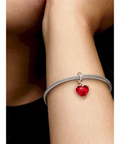 Alternative view of Disney Mickey & Minnie Mouse Kiss Red Murano Glass Dangle Charm